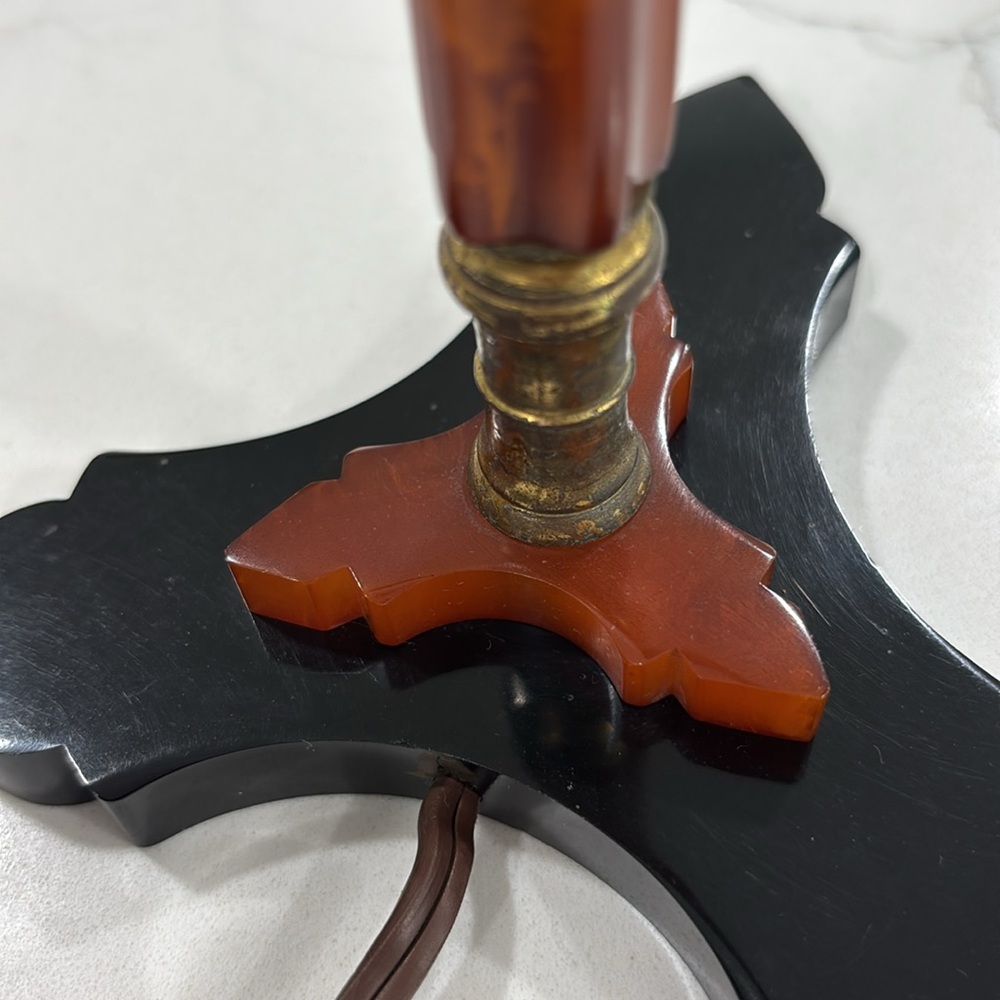 Vintage Art Deco Butterscotch Bakelite Lamp With Black Base - Picture 6 of 16